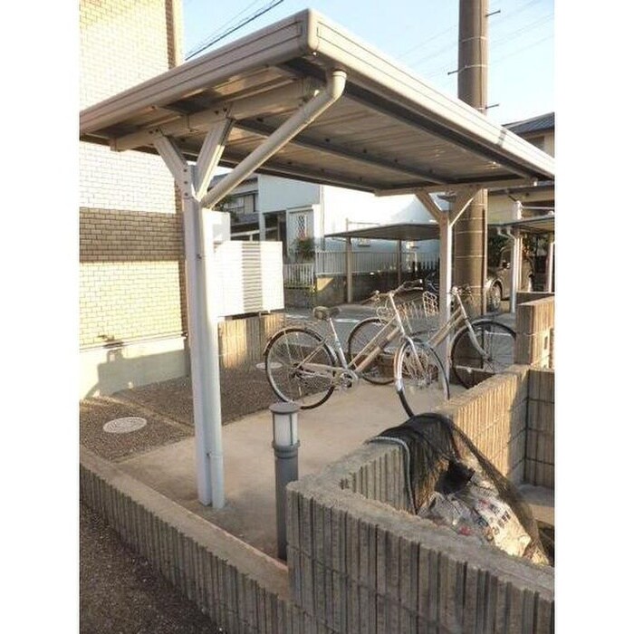 物件外観写真4　(駐輪場)