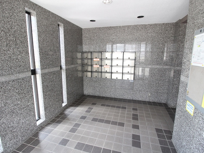 物件外観写真4　(エントランス部分)