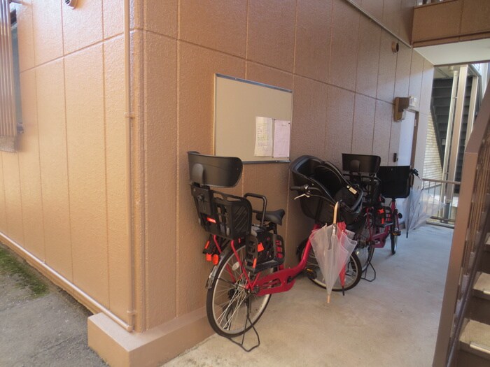 物件外観写真4　(駐輪場)