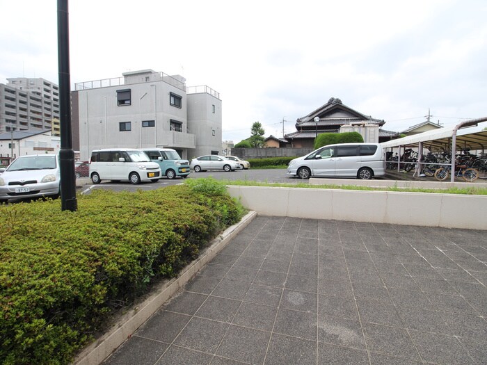 物件外観写真5　(駐車場)