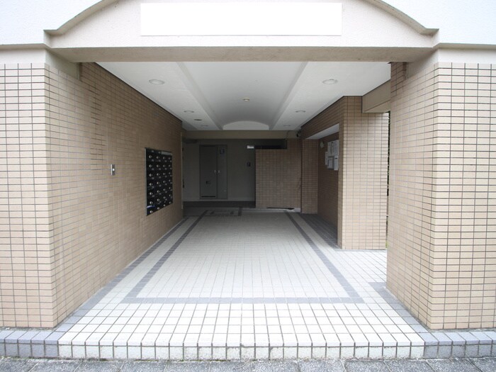 物件外観写真6　(エントランス部分)