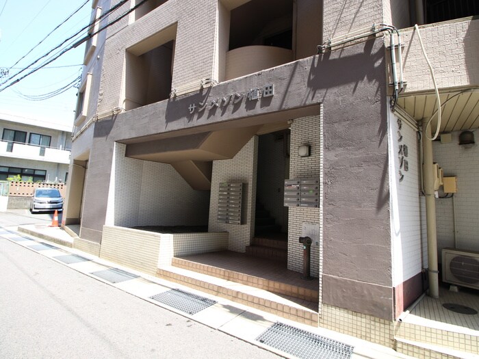 物件外観写真3　(エントランス部分)