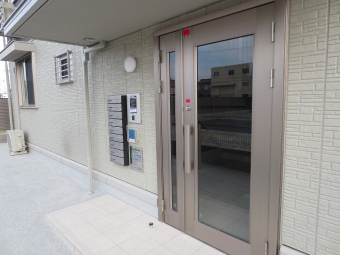 物件外観写真2　(エントランス部分)