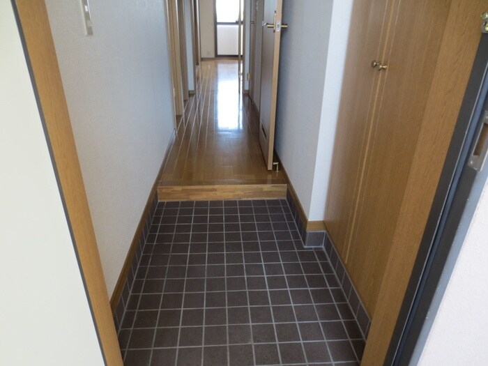 物件内観写真4　(玄関)