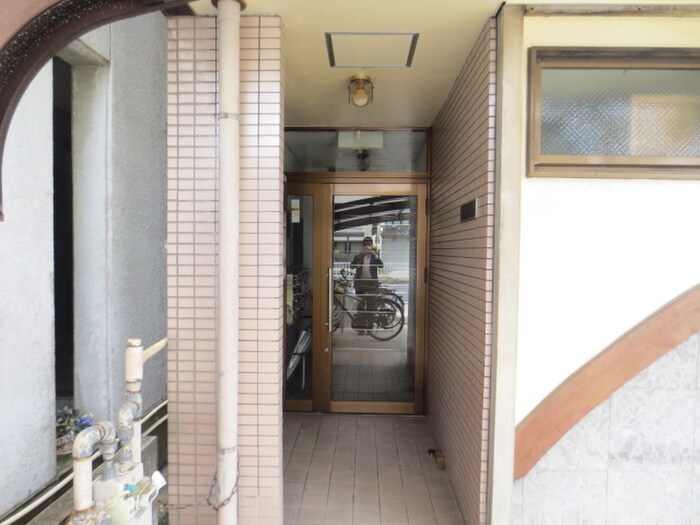 物件外観写真2　(エントランス部分)