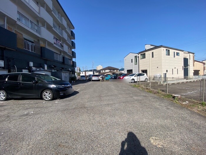 物件外観写真3　(駐車場)