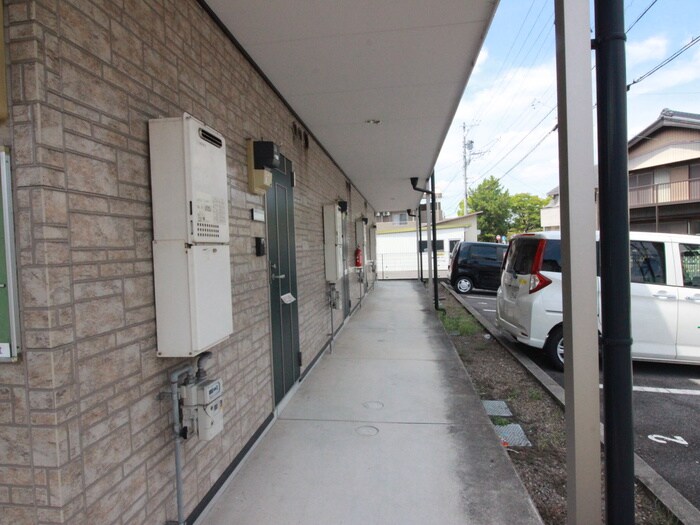 物件外観写真6　(エントランス部分)