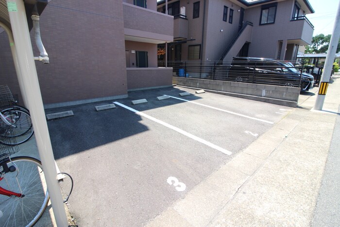 物件外観写真6　(駐車場)