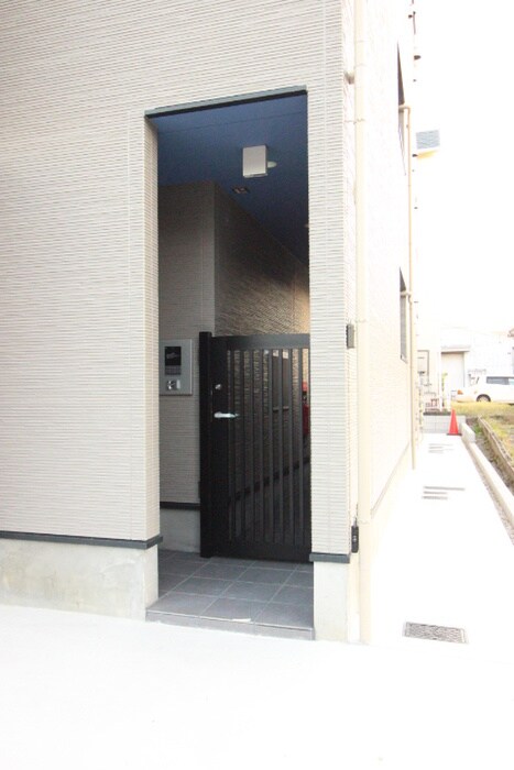 物件外観写真3　(エントランス部分)