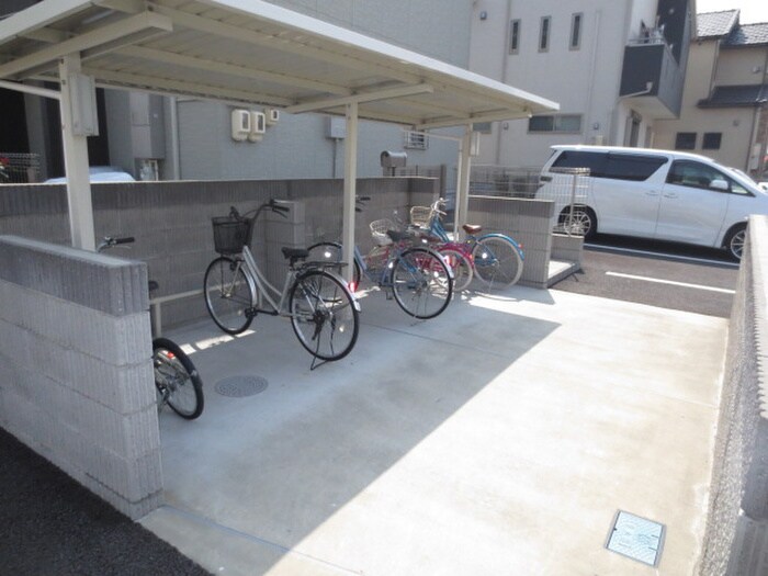 物件外観写真4　(駐輪場)