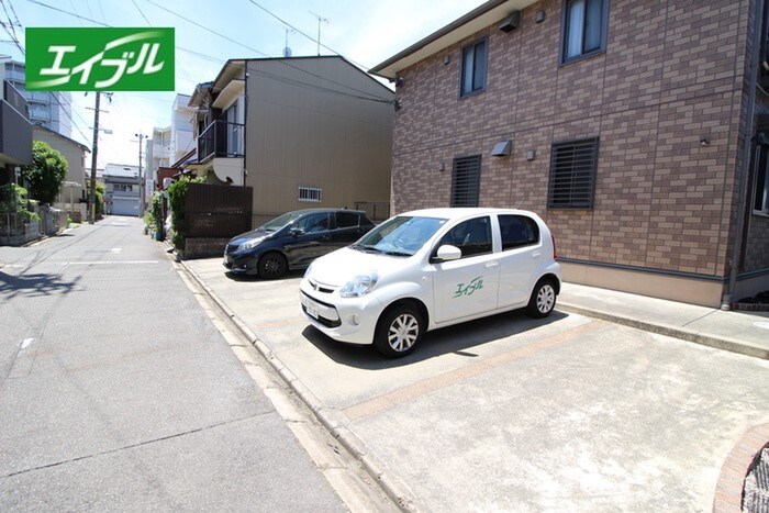 物件外観写真2　(駐車場)