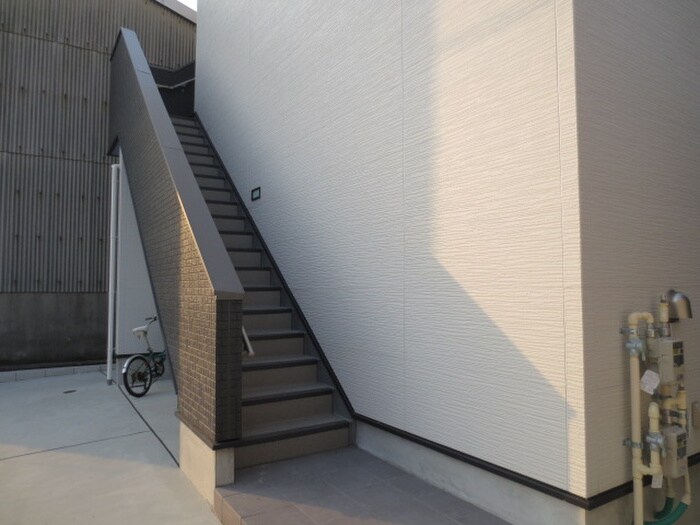 物件外観写真3　(エントランス部分)