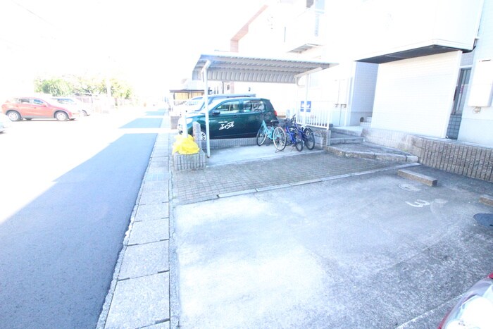 物件外観写真4　(駐車場)
