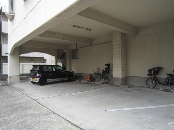 物件外観写真4　(駐車場)