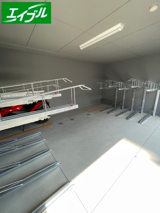 物件外観写真6　(バイク置き場)