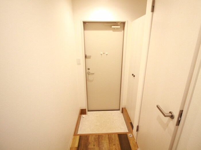 物件内観写真18　(玄関)