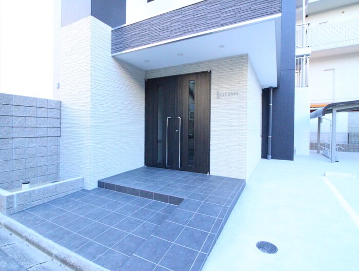 物件外観写真3　(エントランス部分)