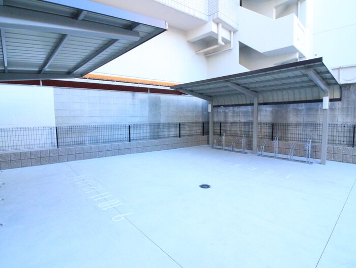 物件外観写真4　(駐輪場)