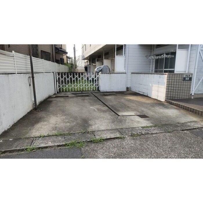 物件外観写真4　(駐車場)