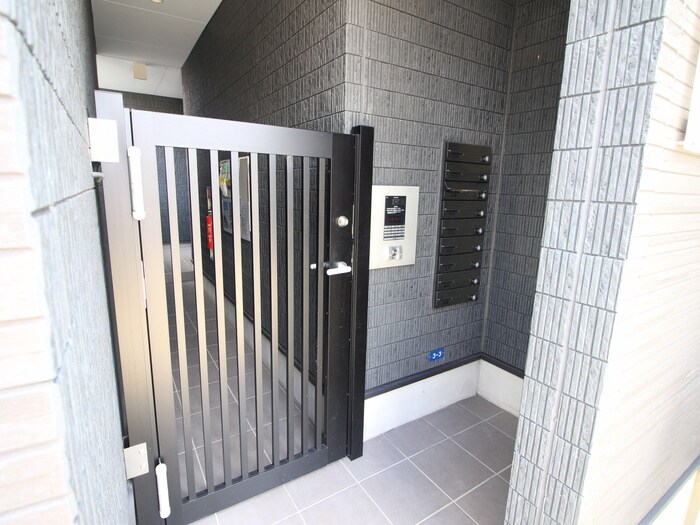 物件外観写真4　(エントランス部分)