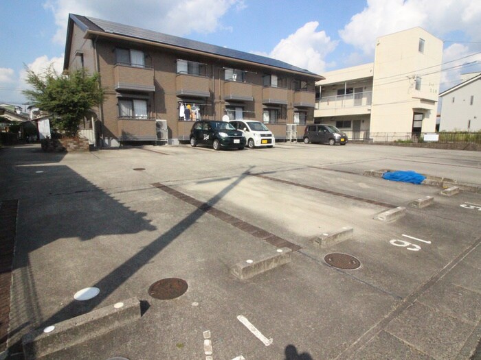 物件外観写真3　(駐車場)