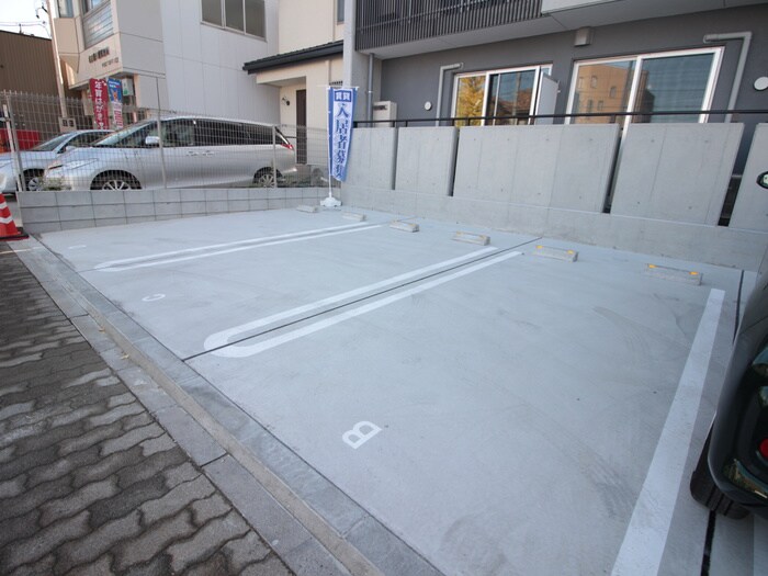 物件外観写真4　(駐車場)