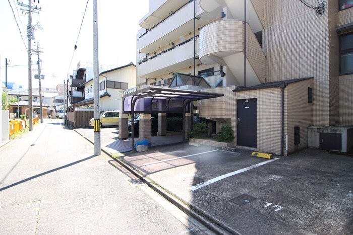 物件外観写真3　(駐車場)