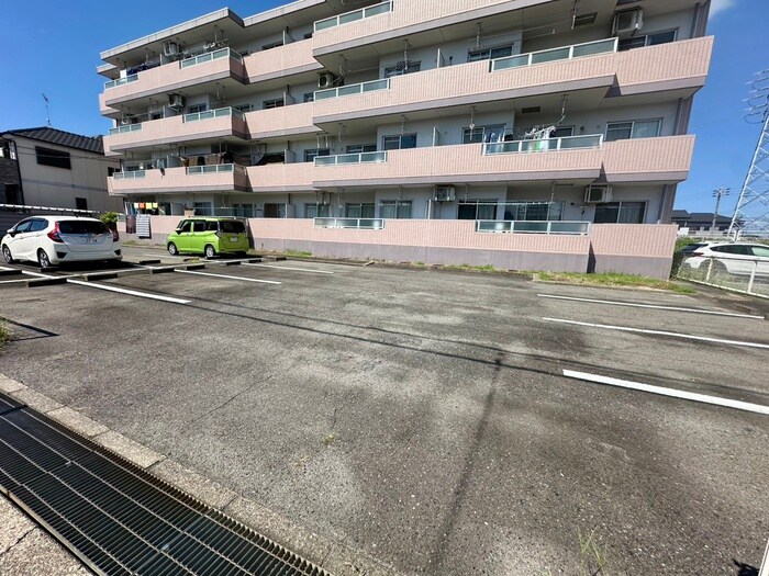 物件外観写真6　(駐車場)