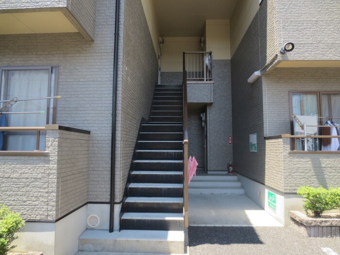 物件外観写真6　(エントランス部分)