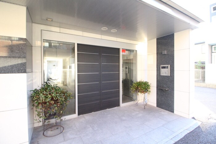 物件外観写真2　(エントランス部分)