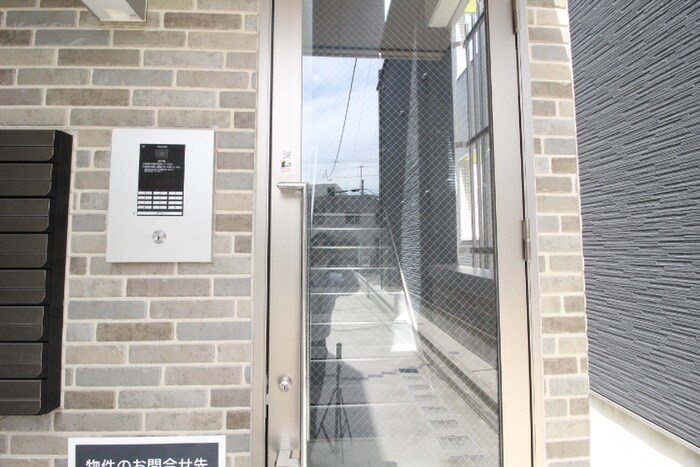 物件外観写真3　(エントランス部分)