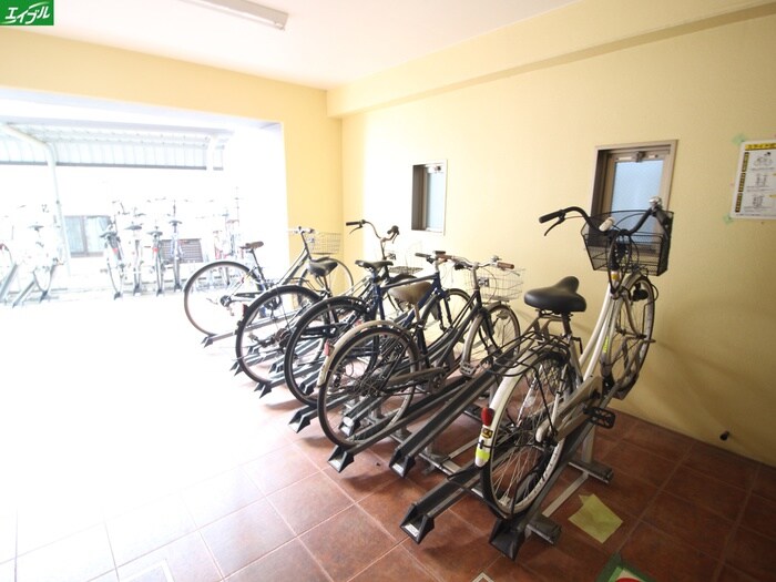 物件外観写真4　(駐輪場)