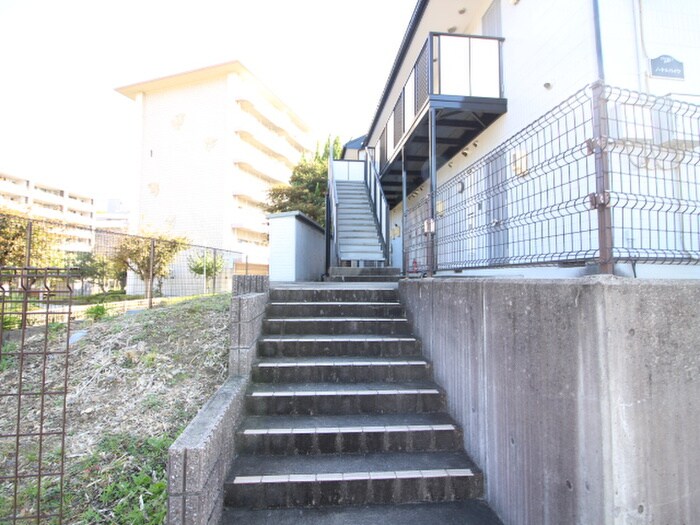 物件外観写真6　(エントランス部分)