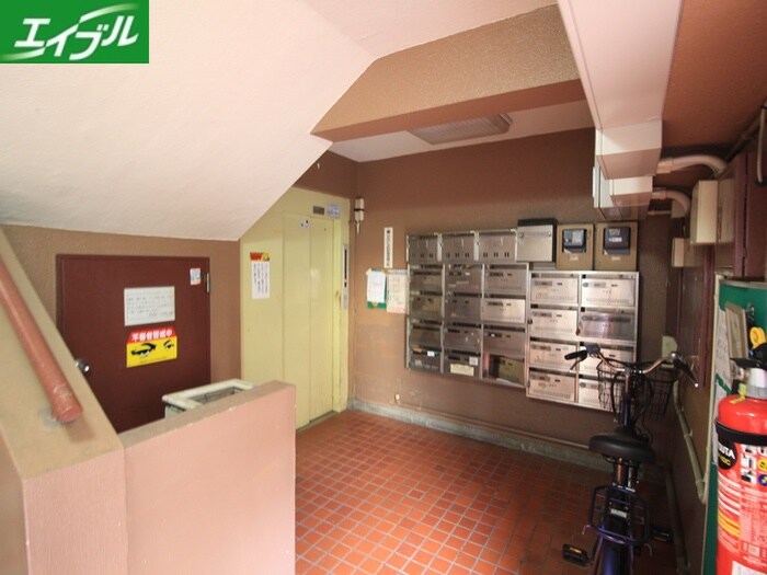 物件外観写真6　(エントランス部分)