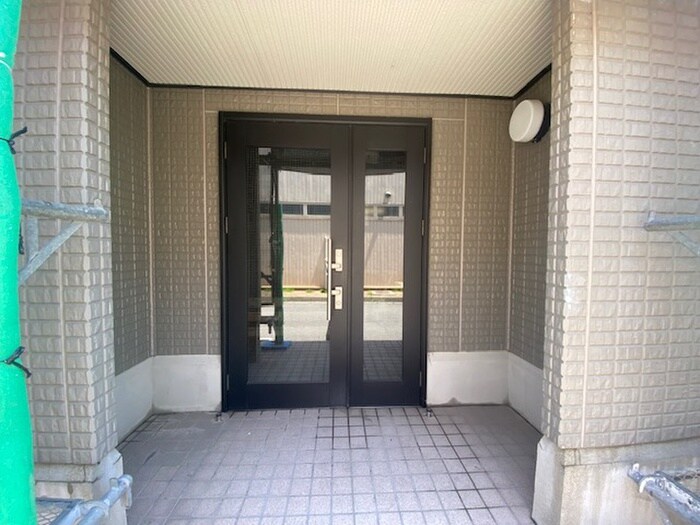 物件外観写真1　(エントランス部分)