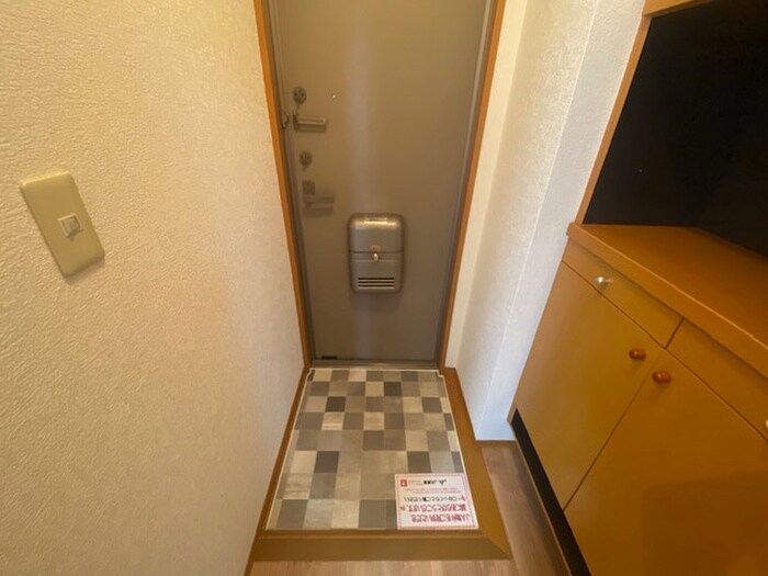物件内観写真2　(玄関)