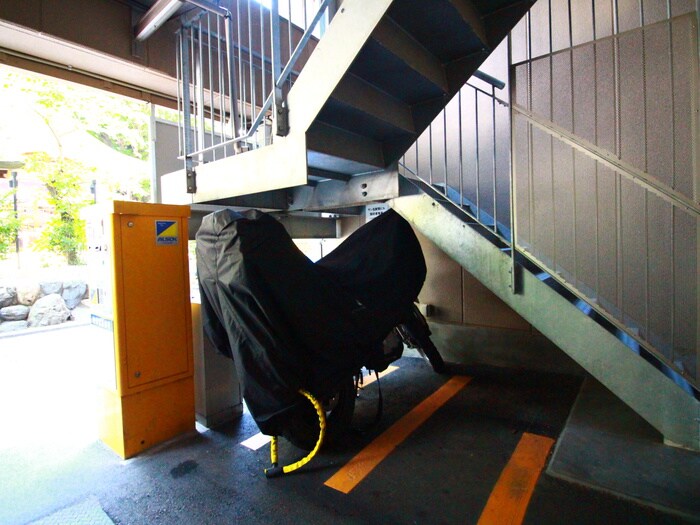 物件外観写真6　(バイク置き場)