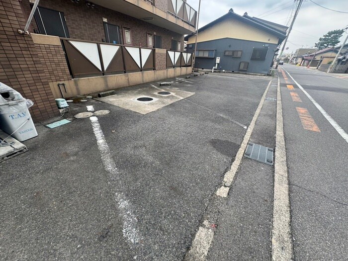 物件外観写真3　(駐車場)