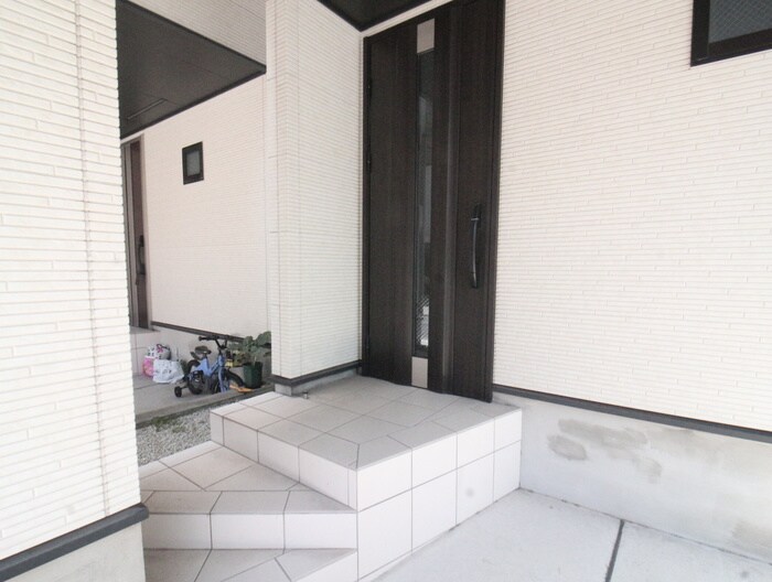 物件外観写真4　(エントランス部分)