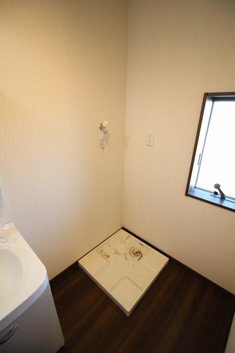 物件内観写真12　(洗濯機置場)