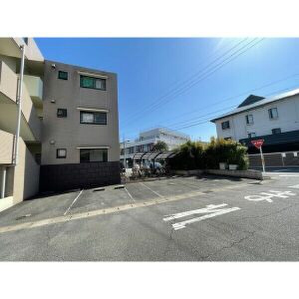 物件外観写真2　(駐輪場)