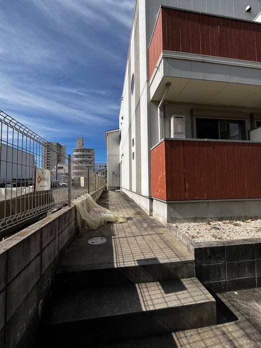 物件外観写真3　(エントランス部分)