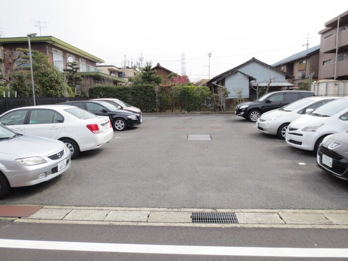 物件外観写真3　(駐車場)