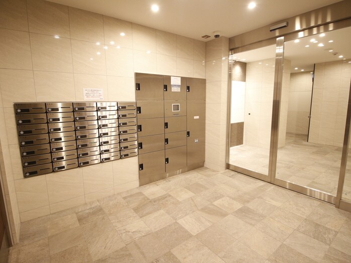 物件外観写真3　(エントランス部分)