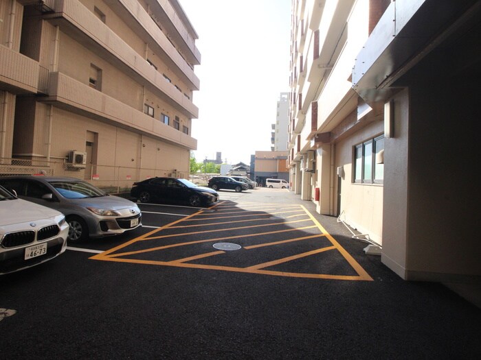 物件外観写真3　(駐車場)