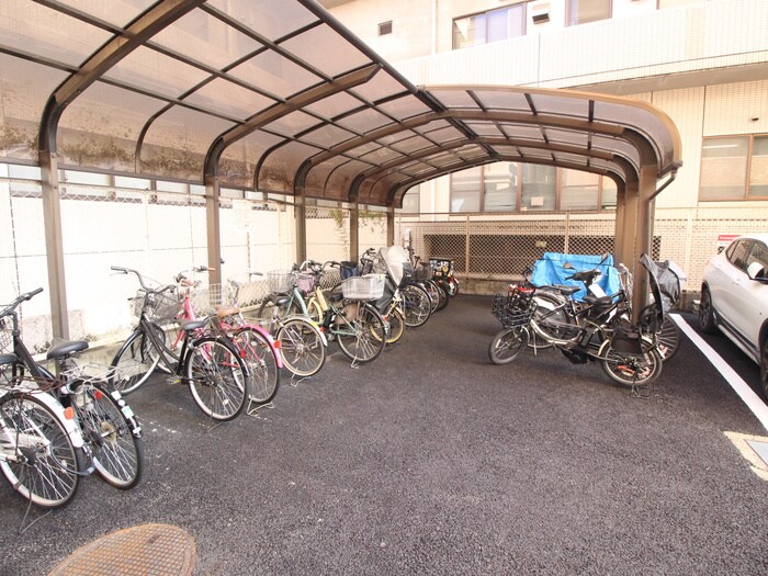 物件外観写真4　(駐輪場)