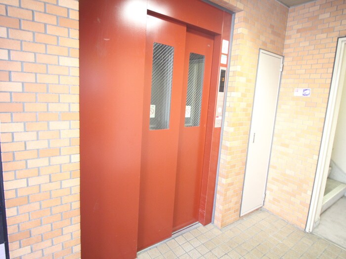 物件外観写真5　(エントランス部分)