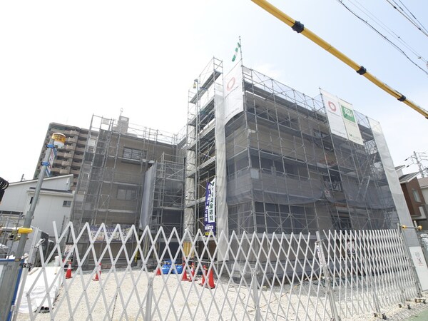 建築中