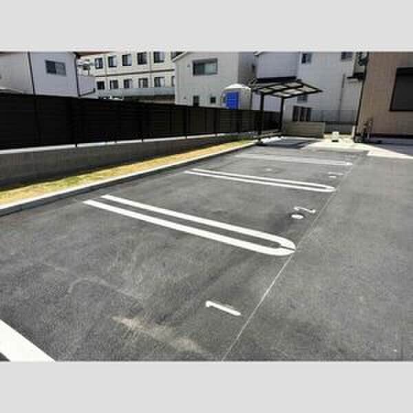 物件外観写真4　(駐車場)