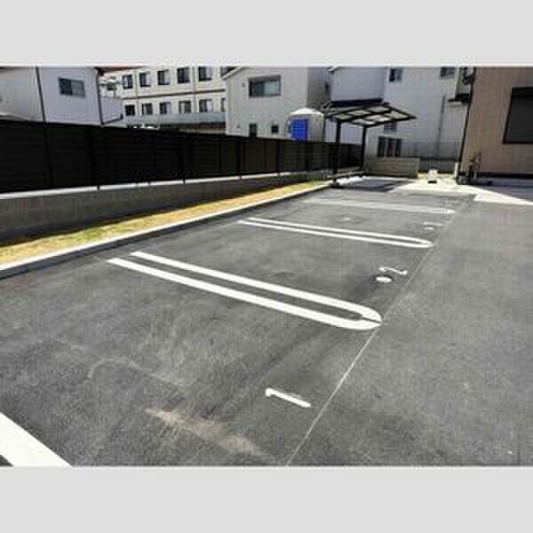 物件外観写真4　(駐車場)